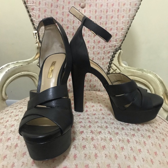 BCBG Black High Heels sz 7 - Picture 1 of 4